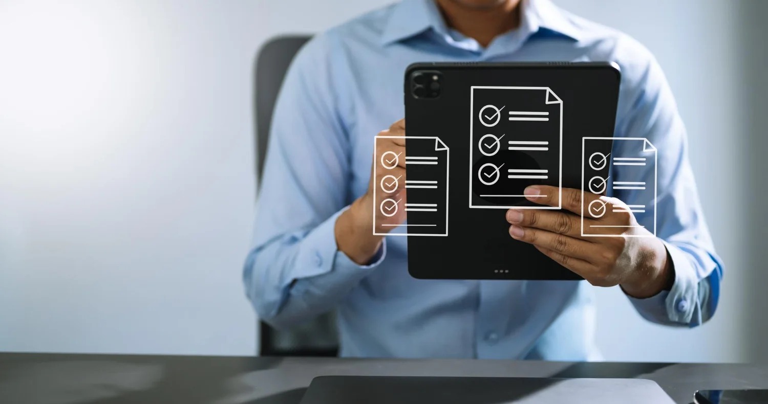 Consulta de processos por CPF em Indaiatuba Consulta de processos por CPF em Indaiatuba: homem com tablet e representações gráficas de listas de verificação